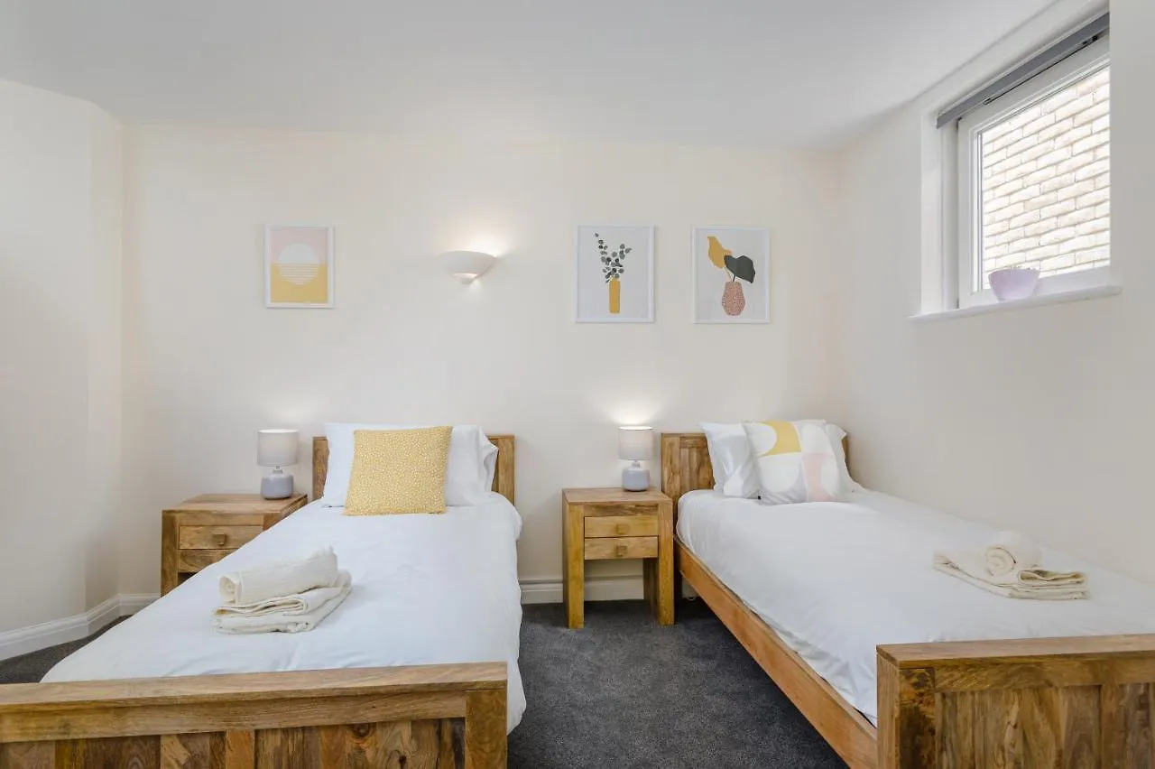Holiday home 2 Bedroom City Centre Townhouse - With Parking Cambridge